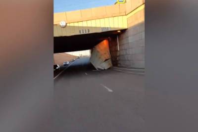 Мотоциклист чудом не попал под обрушение облицовки под Литейным мостом