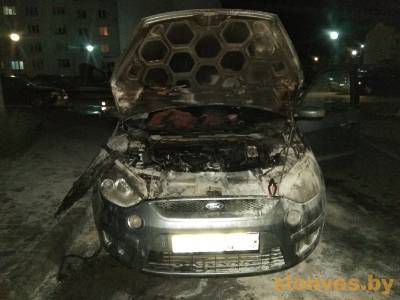 В Слониме горел автомобиль. Поврежден моторный отсек