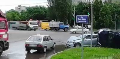 Тройное ДТП в Харькове попало на видео: "автомобиль перевернулся на бок и..."