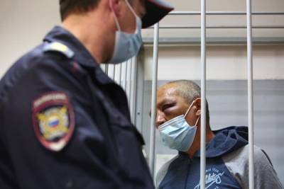 Суд арестовал стрелка, ранившего двух человек на Химмаше в Екатеринбурге. Он признал вину