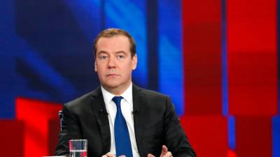 Медведев предложил поэтапное снижение налогов для многодетных семей