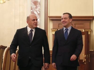 Медведев предлагает школьникам бесплатный проезд. Кабмин уже говорил, что против