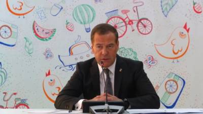Медведев назвал дискриминацией ситуацию с наценкой на заказ такси с детским креслом