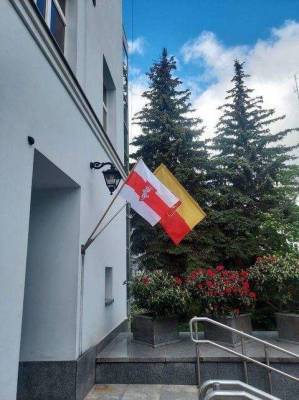 В Лодзи на здании мэрии вывесили БЧБ флаги с гербом «Погоня»