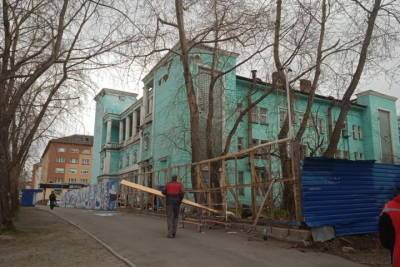 В Мурманске вместо реконструкции исторического здания всего лишь обновляют ограждение вокруг него