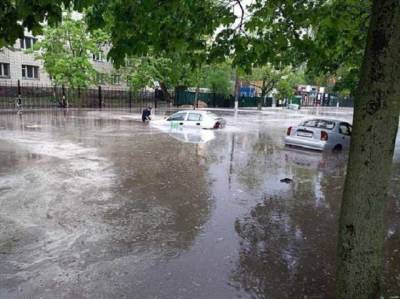 Машины "поплыли": из-за ливня в Киеве подтопило несколько улиц