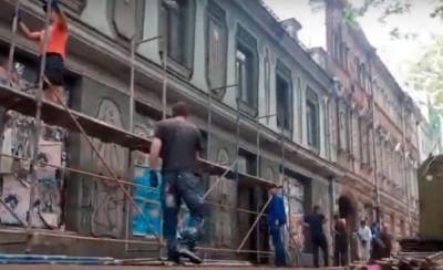 Исторические здания на Ришельевской в Одессе начали «украшать» лесами (видео)