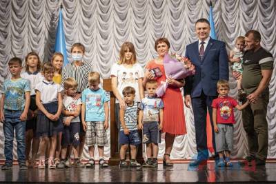 В Луганске наградили 14 многодетных семей