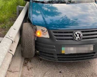 Водитель Volkswagen не пристегнулся и вылетел через пассажирское окно: на Киевщине произошло смертельное ДТП
