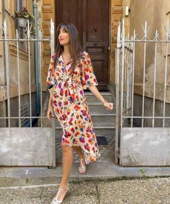 Цветочное платье — главный летний маст-хэв: француженка Жюли Феррери показала два идеальных варианта