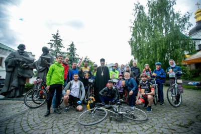 Віруючі УПЦ почали 450-кілометрове паломництво на велосипедах із Києва до Почаєва