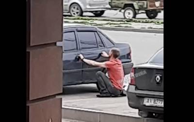 В Харькове неадекват требовал выпустить человека из багажника