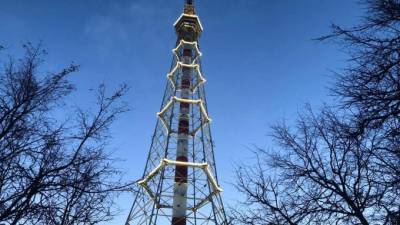 Петербуржцы пожаловались на краску, которая слетает с телевизионной башни в Петроградском районе - piter.tv