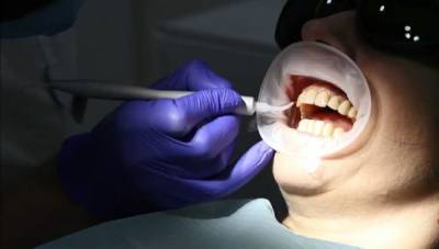 Не газировкой со сладостями едиными: стоматологи рассказали, какие продукты разрушают ваши зубы