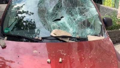 В Киеве падающая с домов плитка разбила припаркованную машину