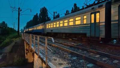 В Киеве на Святошино электричка насмерть сбила человека