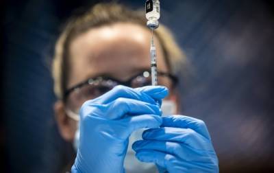 Еврокомиссия разрешила колоть вакцину Pfizer подросткам