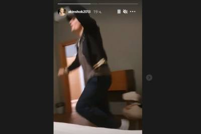 Акиньшина выложила видео со скачущим по комнате Козловским