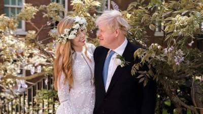Борис Джонсон и его супруга показали фото со своей секретной свадьбы