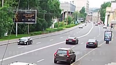 На видео попало столкновение Porsche и BMW на Ждановской улице