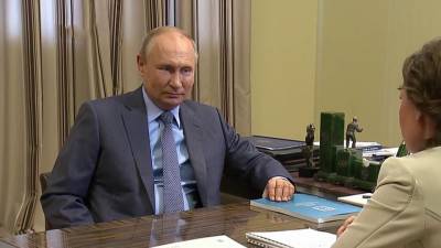 Владимир Путин провел рабочую встречу с уполномоченным при президенте по правам ребенка Анной Кузнецовой