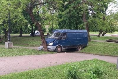 В Смоленске «ГАЗель» врезалась в дерево рядом с Кутузовым