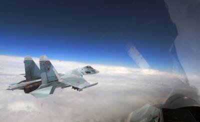 Российский Су-27 "проводил" американский бомбардировщик от границы России
