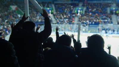 Спортдайджест: зрителей пустят на трибуны ЧМ по хоккею, 46-летний спортсмен выиграл автогонку, теннисистке Осаке грозит дисквалификация