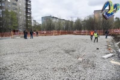 Строительство детской и спортивной площадок идет на улице Гвардейской в Мурманске