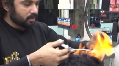 Видео: парикмахер прославился на весь мир стрижкой огнем и ножом для мяса