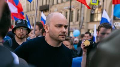 Задержанного Андрея Пивоварова везут в отдел СК по Санкт-Петербургу