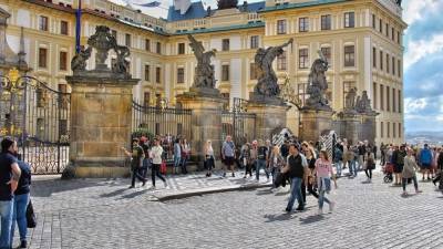Власти Чехии отменили обязательное ношение масок и респираторов