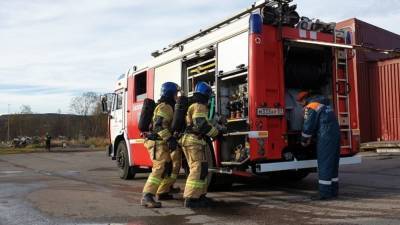 Спасателям удалось ликвидировать возгорание трех грузовиков под Екатеринбургом