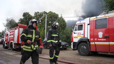 Пожарные эвакуируют людей из горящей гостиницы на юго-востоке Москвы