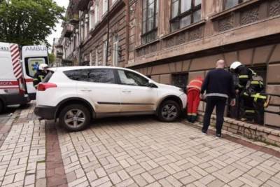 Перелетел через ограду и упал в подвал: в Одессе женщина на Toyota сбила парковщика