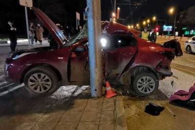 56-летний водитель «Киа Рио» насмерть разбился о столб на Красном проспекте в Новосибирске