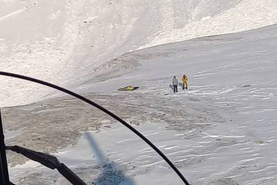 В Бурятии попавших под лавину двух туристов ищут 48 спасателей