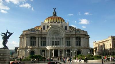 Мэр Мехико выехала к месту падения поезда с метромостом, где погибли шесть человек