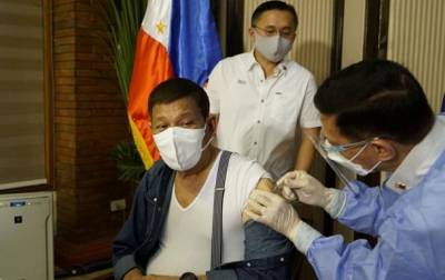 Президент Филиппин получил первую дозу вакцины от коронавируса