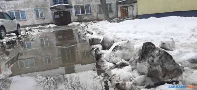 Жители Ново-Александровска не могут выйти из подъезда из-за потопа