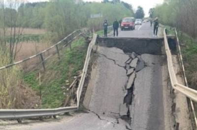 На трассе Львов-Луцк обвалился мост и заблокировал дорогу ВИДЕО