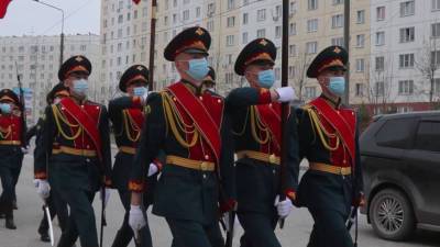 В Новосибирске военные поздравили ветеранов с наступающим Днем Победы