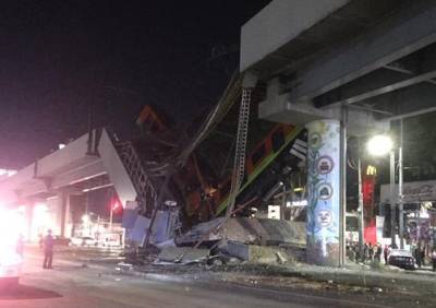 В Мехико мост рухнул вместе с вагонами метро, есть погибшие