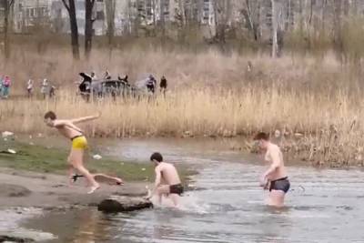 Дети открыли купальный сезон в Первомайском районе Новосибирска