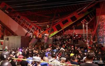 В Мехико мост рухнул вместе с электричкой: десятки погибших
