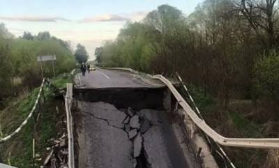 Во Львовской области обрушился автомобильный мост
