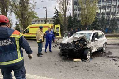 Утром в Саратове три человека пострадали в массовом ДТП