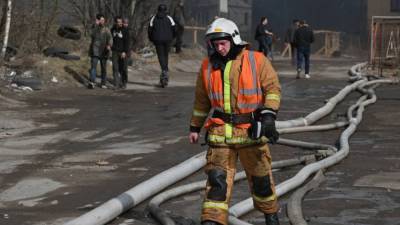 Крупный пожар в ангаре на Приневской улице в Петербурге потушили почти за час