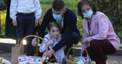 Карантинная Пасха: как украинцы освящали праздничные корзины и придерживались ограничений