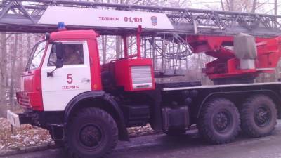 Спасатели три часа тушили полыхающий склад в Перми